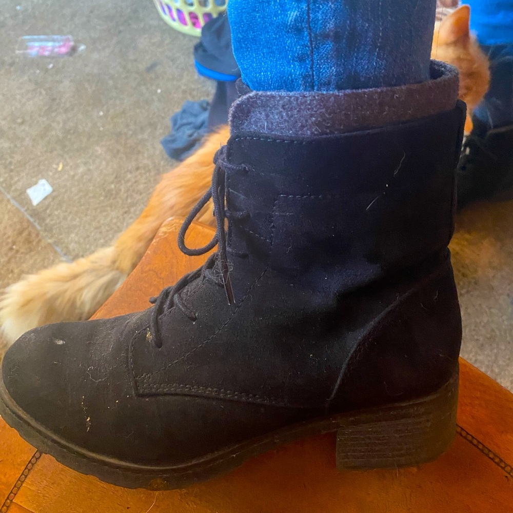 black boots pretty much new my cat just sheds a lot